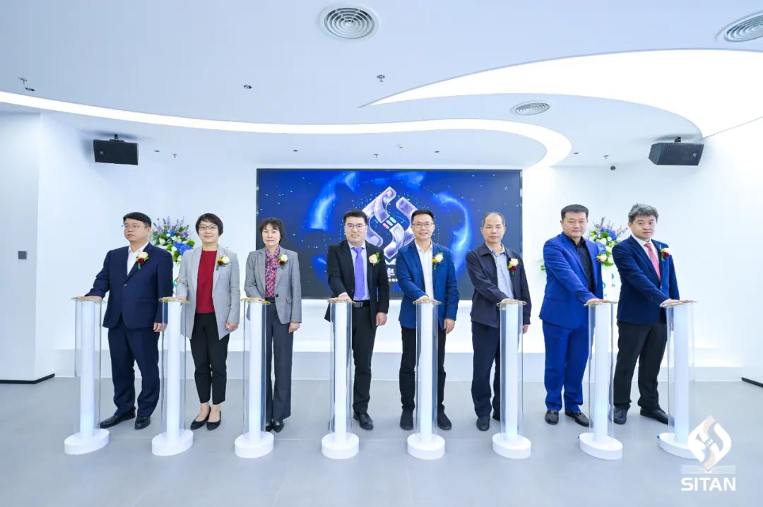 思坦半导体竣工，展出首款 0.18 英寸单屏全彩 Micro-LED 屏幕